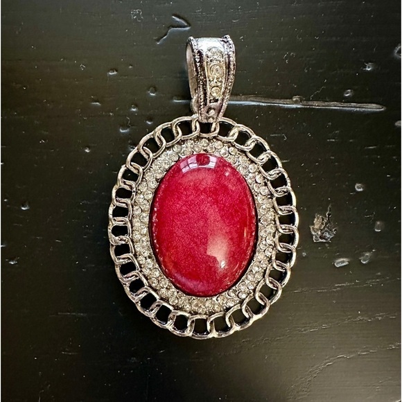 SILVERTONE PENDANT. OVAL RED STONE SURROUNDED BY SPARKLING STONES & LINKED CHAIN - Picture 1 of 4